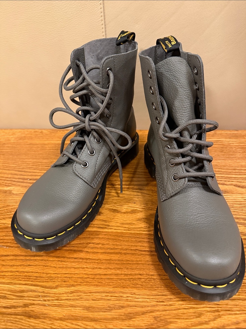 NWOT Dr. Martens Pascal Virginia 1460 Boots - 9